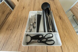 Frigobar, microondas, arrocera, plancha de cocina