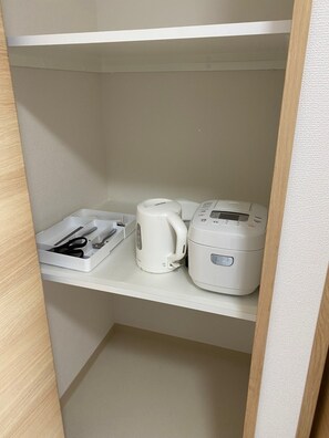 Mini-Kühlschrank, Mikrowelle, Reiskocher, Grillplatte