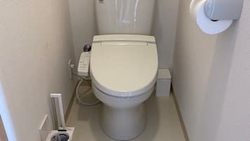 Combined shower/tub, free toiletries, hair dryer, bidet