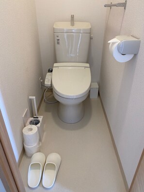 Ducha y bañera combinadas y artículos de higiene personal gratuitos