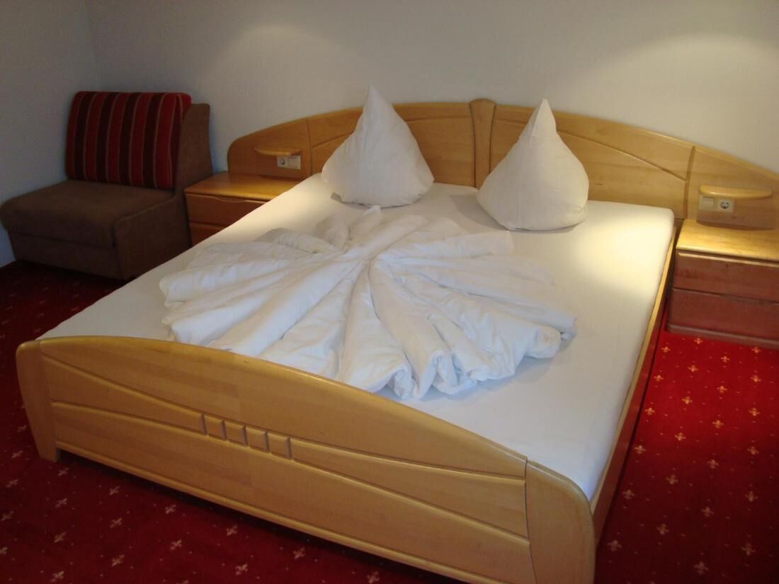 Room, 2 Bedrooms, Smoking, Balcony | 2 bedrooms