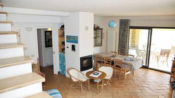 Villa, 2 Bedrooms, Balcony, Garden View | Dining