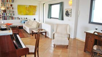 Villa, 2 Bedrooms, Balcony, Garden View | Living area