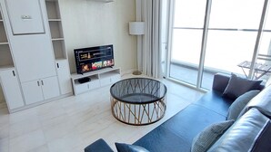 Living room - Brand New Modern Studio, Burj Khalifa View Pool (Dubai)
