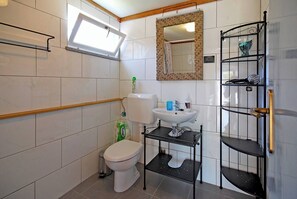 Apartment, 1 Bedroom, Terrace, City View | Bathroom