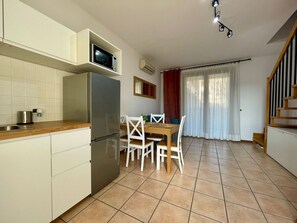 Villa, 2 chambres, balcon | Salle de séjour
