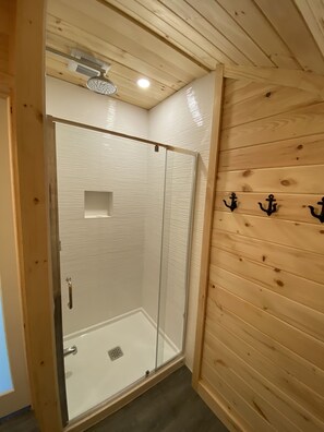 Een douche, een haardroger, handdoeken