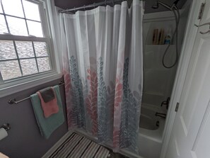 Ensemble douche/baignoire, serviettes fournies, savon, papier toilette