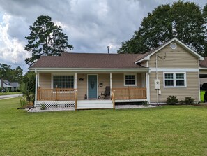 Exterior - Spacious Family Home with Outdoor Space. One mile to downtown (New Bern)