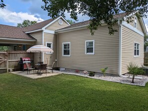 Outdoor dining - Spacious Family Home with Outdoor Space. One mile to downtown (New Bern)