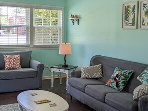 Smart TV, video games - Spacious Family Home with Outdoor Space. One mile to downtown (New Bern)