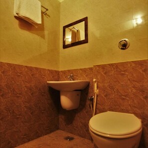 Un baño con inodoro, lavabo y espejo.