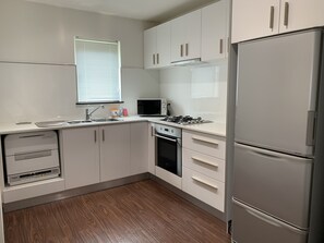 ハウス | 専用キッチン | 大型冷蔵庫、電子レンジ、食器洗い機、トースター
