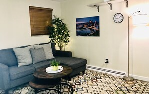 TV connectée, cheminée, table de tennis de table, livres