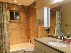 Badewanne, Haartrockner, Handtücher, Seife