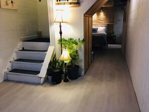 3 chambres, bureau, fer et planche à repasser, lit parapluie