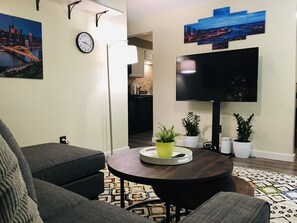 TV connectée, cheminée, table de tennis de table, livres