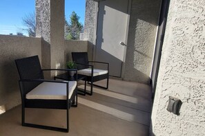 Terrace/patio - Free Golf! Resort Style Condo in Ideal Location! Heated Pool/Spa/Gym, WIFI, Near Shopping & Dining! (Scottsdale)