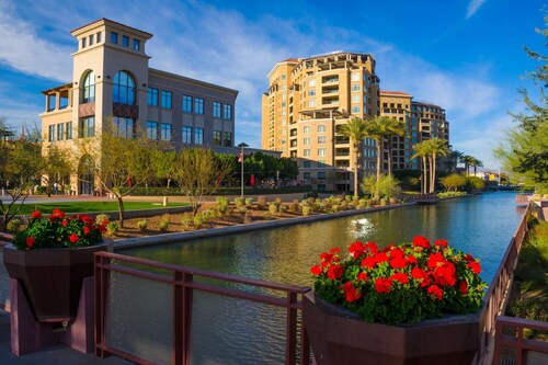 Free Golf! Resort Style Condo in Ideal Location! Heated Pool/Spa/Gym, WIFI, Near Shopping & Dining!