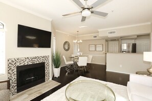 TV, streaming services - Free Golf! Resort Style Condo in Ideal Location! Heated Pool/Spa/Gym, WIFI, Near Shopping & Dining! (Scottsdale)