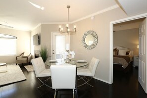 1 bedroom, free WiFi - Free Golf! Resort Style Condo in Ideal Location! Heated Pool/Spa/Gym, WIFI, Near Shopping & Dining! (Scottsdale)