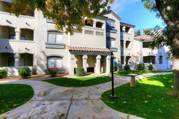 Exterior - Free Golf! Resort Style Condo in Ideal Location! Heated Pool/Spa/Gym, WIFI, Near Shopping & Dining! (Scottsdale)