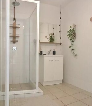 Shower, towels