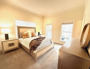 5 bedrooms, iron/ironing board, free WiFi, bed sheets