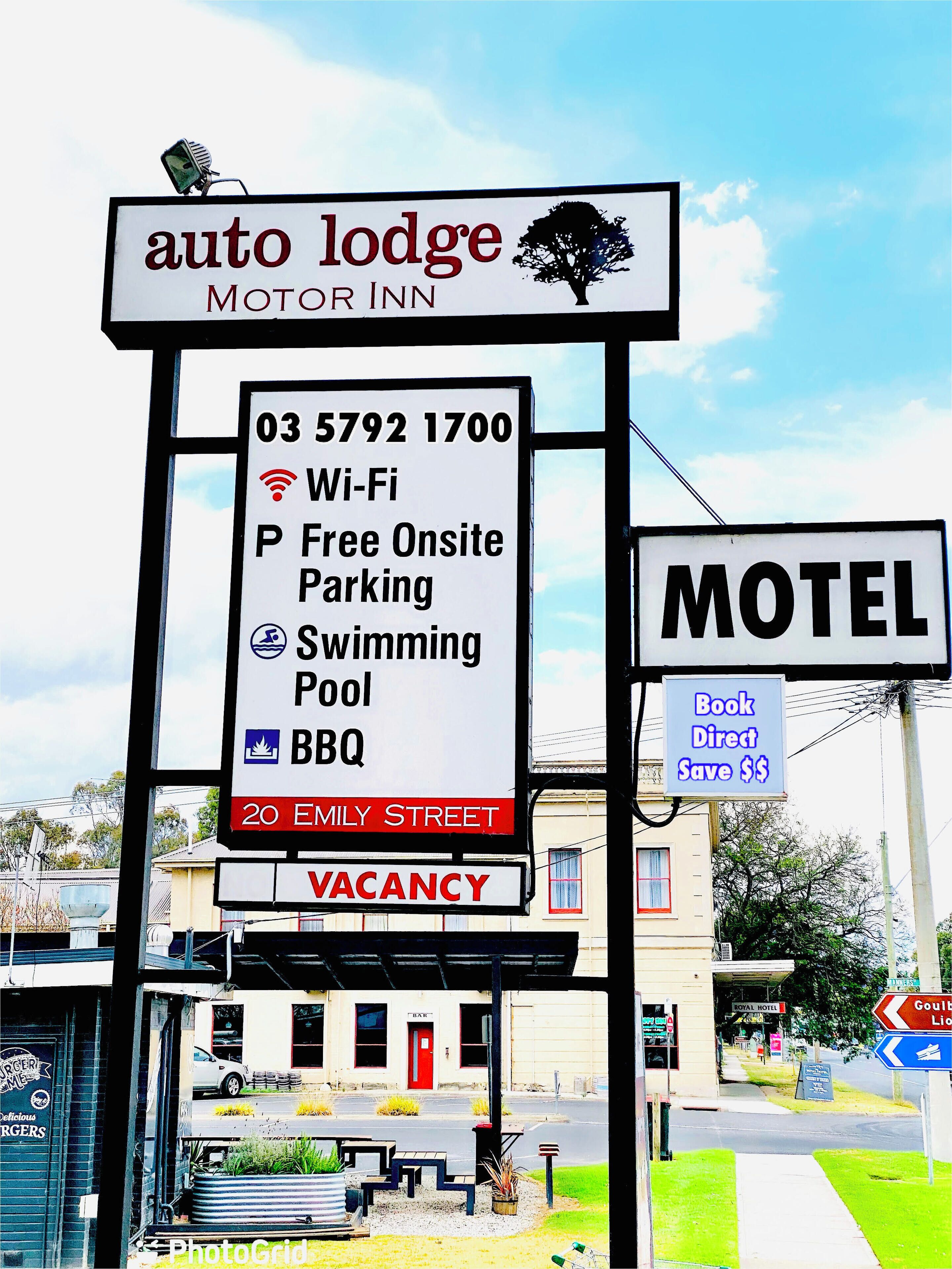 Motel Schild mit Annehmlichkeiten wie WLAN, kostenlosem Parkplatz vor Ort, einem Swimmingpool und Grillmöglichkeiten.