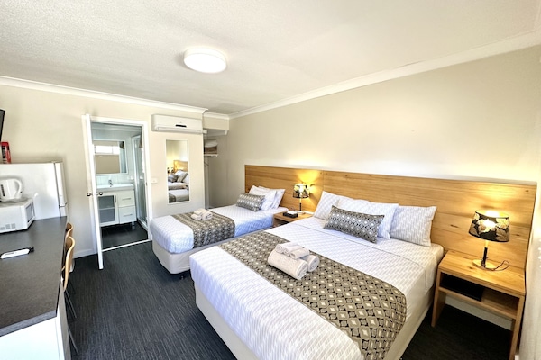 Twin Room | Iron/ironing board, free WiFi, bed sheets
