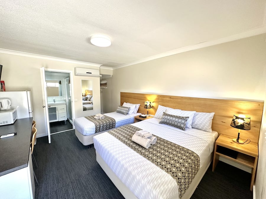 Twin Room | Iron/ironing board, free WiFi, bed sheets