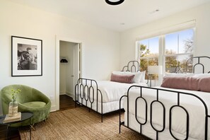 6 habitaciones, escritorio y tabla de planchar con plancha