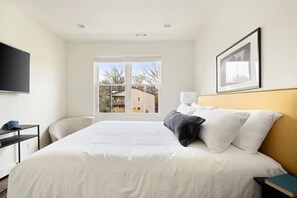 6 bedrooms, desk, iron/ironing board, travel cot