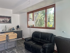 Smart TV - One bedroom apartment for rent with Kitchen, private entrance and patio. (La Cañada Flintridge)