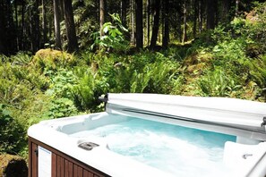 Outdoor spa tub - Luxe Mt Baker Retreat | Hot Tub, Balconies & Bunks (Glacier)