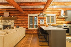 Full-sized fridge, microwave, oven, stovetop