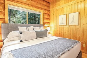 4 soverom, skrivebord, strykejern/-brett og reiseseng for barn