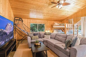 Smart-TV, Kamin, Arbeitsbereiche
