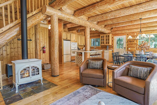 Smart-TV, peis, DVD-spiller og bøker