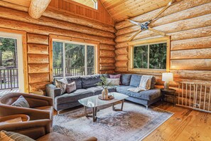 Smart-TV, Kamin, DVD-Player, Bücher