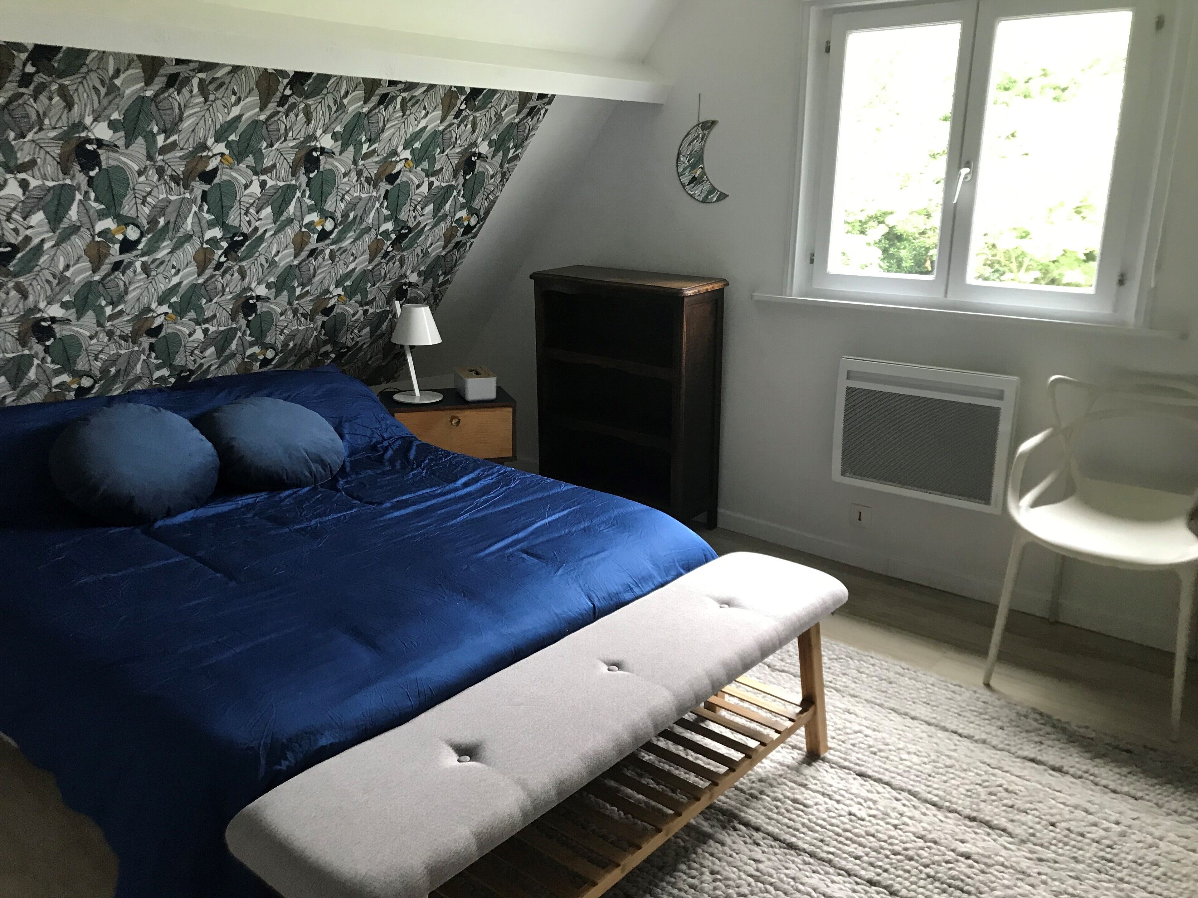 4 chambres, bureau, fer et planche à repasser, lit parapluie