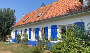 A building with a red-tiled roof, white walls, and blue shutters. - A very charming, cozy, and quiet farmhouse near the Baie de Somme and the Côte d'Opale (Petit Chemin (Dominois))