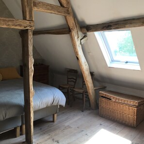 4 bedrooms, desk, iron/ironing board, travel cot