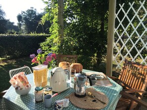 Outdoor dining - Very pretty, cosy and quiet farmhouse, close to the Baie de Somme and Côte d'Opale (Petit Chemin (Dominois))