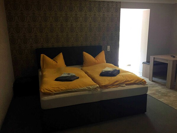 1 bedroom, desk, WiFi, bed sheets