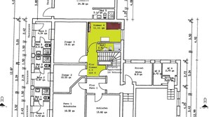 Pianta planimetrica di un edificio con diverse stanze, tra cui un soggiorno, camere da letto, un bagno e una cucina.