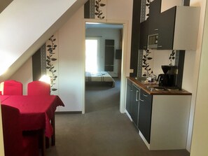 Refrigerador, microondas, cafetera y tetera y tetera eléctrica 