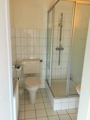 Bruser, hårtørrer, håndklæder, Toiletpapir