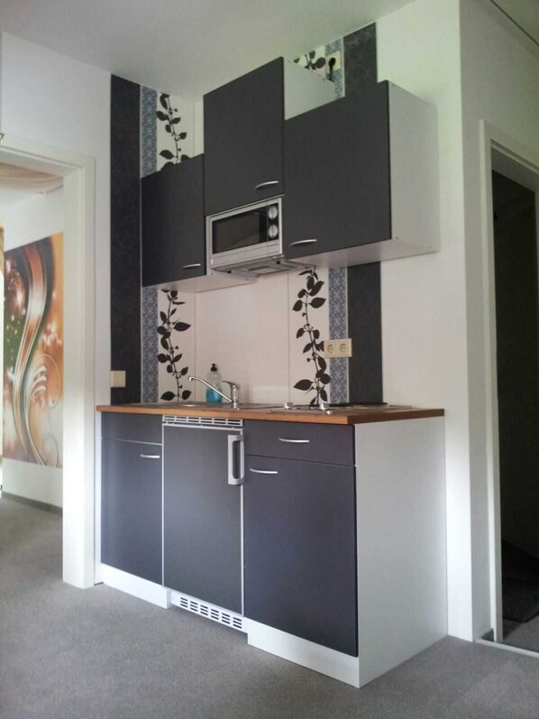 Refrigerador, microondas, cafetera y tetera y tetera eléctrica 