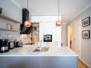 Kühlschrank, Mikrowelle, Ofen, Geschirrspüler